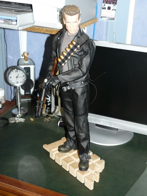 SOCLE "UPC" POUR TERMINATOR 2 SIDESHOW - Page 2 03.85