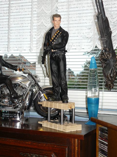 SOCLE "UPC" POUR TERMINATOR 2 SIDESHOW - Page 3 05.56