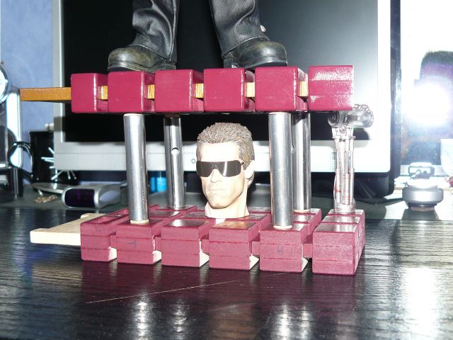 SOCLE "UPC" POUR TERMINATOR 2 SIDESHOW - Page 5 16.72